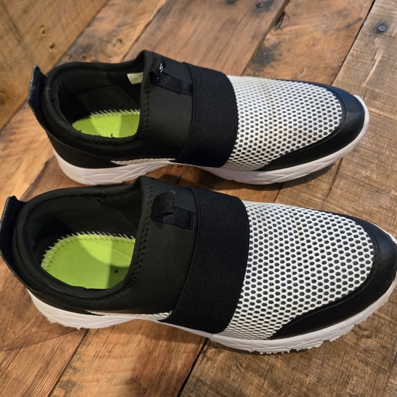 Vionic Sneakers Sz 9 Slipon Shoes Black & White Mesh - Picture 1 of 6